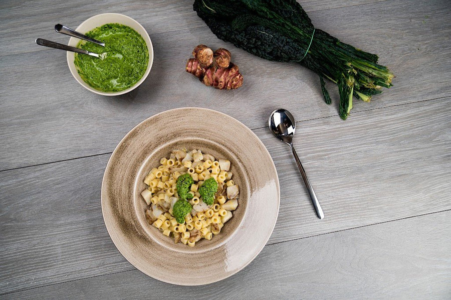 Monograno Farro Ditalini  mit Lauch, Topinambur und Schwarzkohlpesto - Romano i Julietta